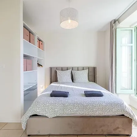 Bright With Balcony Port De شقة